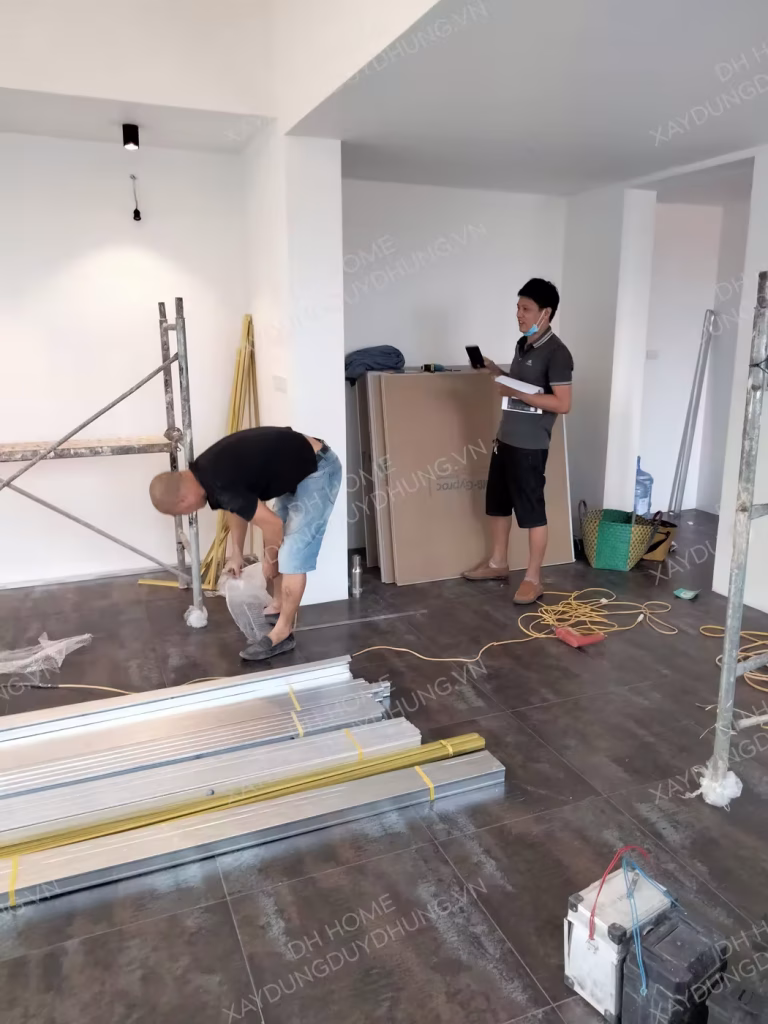 Kỹ thuật viên DH Home chuẩn bị mặt bằng và vật liệu trước khi thi công.